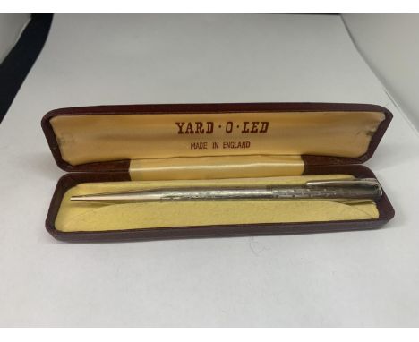 A VINTAGE HALLMARKED BIRMINGHAM SILVER YARD OF LEAD PROPELLING PENCIL WITH PRESENTATION BOX 