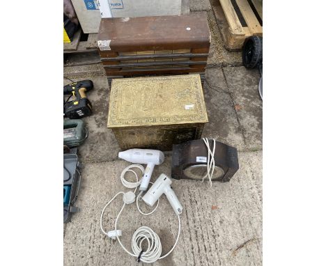 AN ASSORTMENT OF ITEMS TO INCLUDE A BRASS COAL BOX, A VINTAGE STEREO AND A CLOCK ETC 