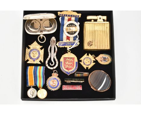 A SELECTION OF ITEMS, to include a double coin case with integrated stamp holder, a musical lighter, an oval agate pill box, 
