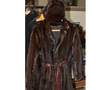 A LADIES DARK BROWN VINTAGE FUR COAT AND MATCHING HAT, comprising an ankle length dark brown belted mink fur coat, integral l