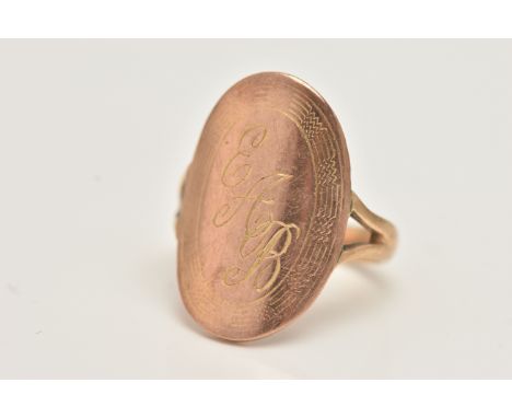 AN EARLY 20TH CENTURY 9CT ROSE GOLD SIGNET RING, of an oval form with engraved initials, and engine turned pattern surround, 