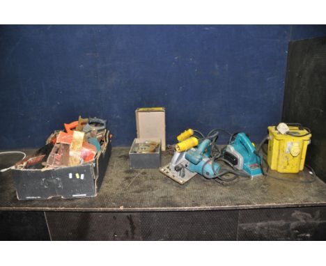 A COLLECTION OF 110V MAKITA POWER TOOLS AND A TRAY OF VINTAGE SAWS including a 1125 power planer, a 4302C jigsaw (both workin