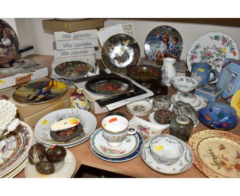 A GROUP OF COLLECTOR'S PLATES AND ORNAMENTS, comprising an Old Tupton Ware honey pot, a hand painted 19th century cup and sau
