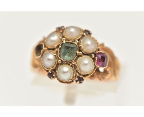 AN EARLY 20TH CENTURY 15CT GOLD CLUSTER RING, a floral cluster principally set with a light green square cut stone, a surroun