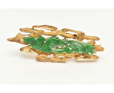 A YELLOW METAL AND CARVED JADE BROOCH, designed as a carved jade flying bird, with textured cloud surround, stamped 14k, fitt