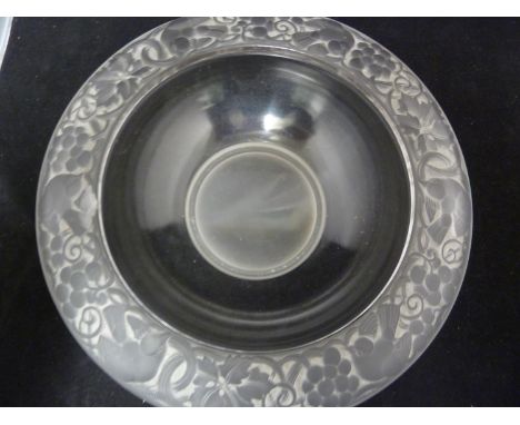 Pierre D'Avesn - An Art Deco frosted glass centerpiece bowl, of cardinal hat form the rim moulded with birds amid scrolling g