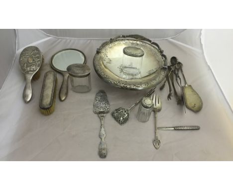 A mixed lot of silver and electroplated items, various dates and makers comprising silver items, hand mirror, hair brush, clo