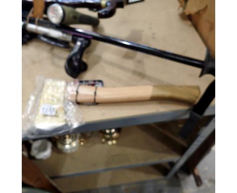 Dekton wooden handle axe, sealed. UK P&amp;P Group 2 (£20+VAT for the first lot and £4+VAT for subsequent lots)