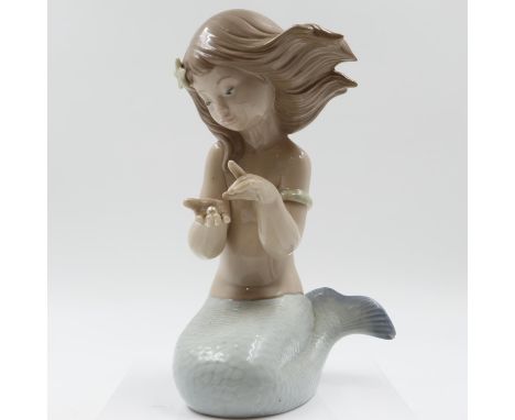 Nao mermaid with pearl, Jewel of the Sea, H: 22 cm. UK P&amp;P Group 2 (£20+VAT for the first lot and £4+VAT for subsequent l