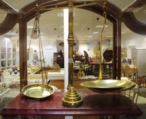 An substantial 2lb W &amp; T Avery beam scale Avoir du Poise weights 2lb to 1/4oz mahogany base c.1900