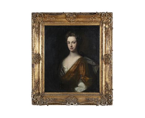 ATTRIBUTED TO SIR GODFREY KNELLER (1646-1723)Portrait of A Lady in a Brown Dress, with a pearl brooch on her sleeveOil on can