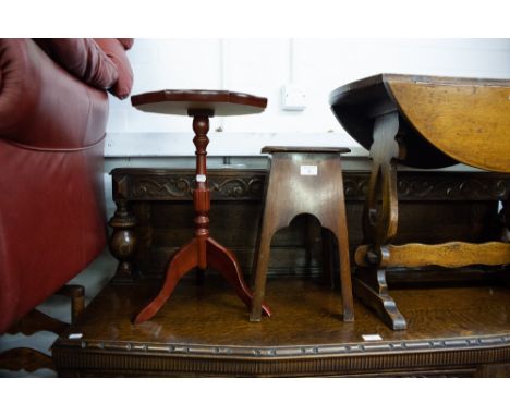 A MAHOGANY SMALL SQUARE JARDINIERE STAND; A MODERN MAHOGANY TRIPOD WINE TABLE AND AN ELM LADDER BACK SINGLE CHAIR 