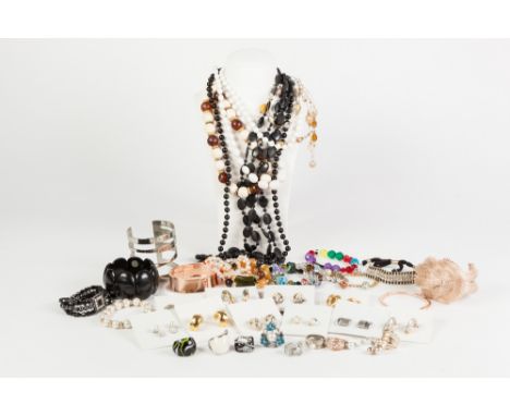 QUANTITY OF COSTUME JEWELLERY INCLUDING; BAROQUE PEARL NECKLACE AND BRACELETS, JET BEAD NECKLACE AND OTHER NECKLACES, bracele