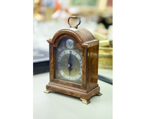 GEORGIAN STYLE ELLIOT SMALL MANTLE CLOCK, in arch top walnut case with carrying handle and wind-up movement 