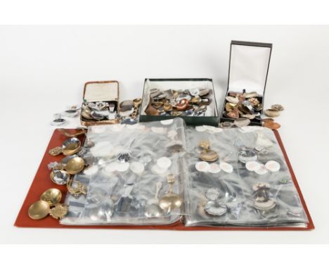 A LARGE COLLECTION OF OVER 100 ENAMEL ASSORTED TEA CADDY SPOONS IN OLD BOXES TO INCLUDES OVER 40 VARIOUS ENAMEL BADGES AND SU