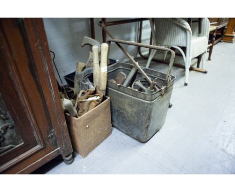 AGED HAND AND GARDEN TOOLS INCLUDING; HAND OPERATED BRACE/DRILL, A WOODEN PLANE, A GARDEN SCYTHE, AN OLD RAKE ETC..... 