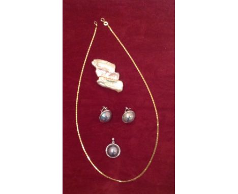 A MOUNTED 18K YELLOW GOLD AND MOTHER OF PEARL BROOCH Along with an 18ct yellow gold chain and a suite of 14ct white gold, pea