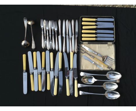 A COLLECTION OF EARLY 20TH CENTURY SILVER PLATED ITEMS Including two sauce ladles, a set of six Walker & Hall knives and fork