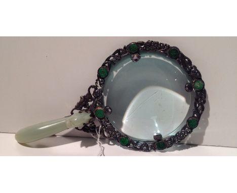 AN ANTIQUE CHINESE JADE HANDLED MAGNIFYING GLASS The pierced silver frame set with a roundel. (17.5cm x 9½cm)