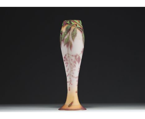 Emile GALLE (1846-1904) - Acid-etched multilayer glass vase decorated with wisteria, signed. Normal wear - Weight: 720 g - Sh