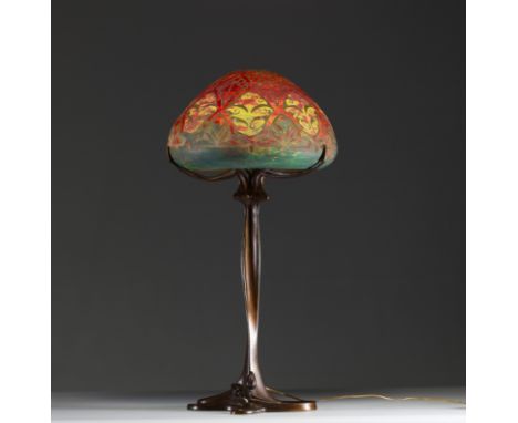 DAUM Nancy and Louis MAJORELLE (1859-1926) - Table lamp in acid-etched multilayer glass with stylized floral decoration, pati