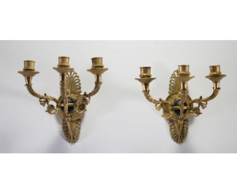 A pair of Empire style ormolu three-light sconces with lion's heads. Normal wear - Weight: 2.40 kg - Shipping unavailable - R
