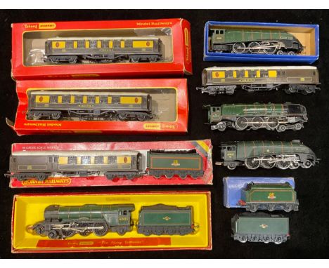 Toys, Trains - OO Gauge locomotives, tenders and coaches including a Tri-ang Hornby R.850 4-6-2 "Flying Scotsman" locomotive 