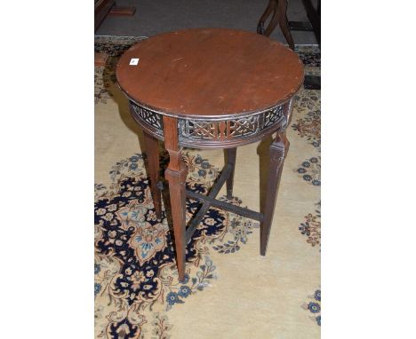 An Edwardian mahogany lamp table with circular top, tapering legs and X formed stretcher, top 53cm diameter, height 76cm