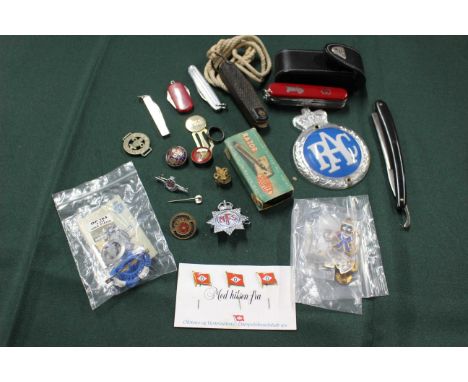 Bag of assorted collectible item to include Razor, Penknives pin badges and other items.&nbsp;