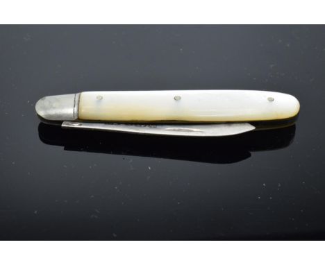 Silver and Mother of Pearl handled fruit knife. Sheffield 1902. 