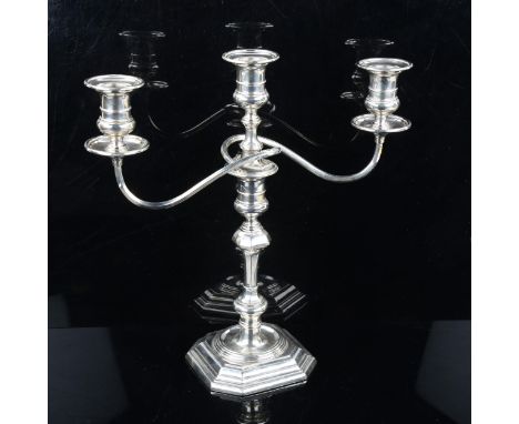 An Edwardian silver 3-light table candelabra, converting to a single candlestick with removeable sconces, by Thomas Bradbury 