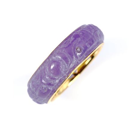 A modern 14ct gold lavender jade band ring, carved dragon decoration with character mark inner shank, band width 7.7mm, size 