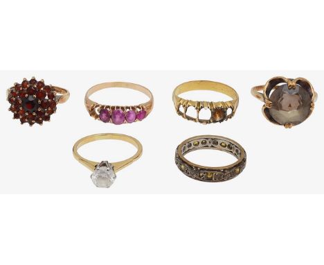 A group of rings9ct gold and garnet set cluster ring, of tiered design, stamped with hallmarks to shank; 9ct gold and smokey 