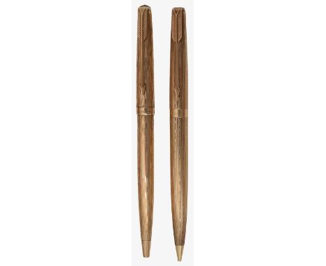 A 9ct golf Parker 61 ballpoint pen and propelling pencilengine turned decoration, both stamped 9.375, in an associated box, (