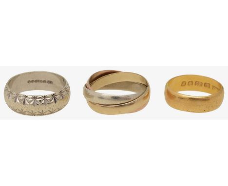 A group of rings 22ct gold ring, stamped with hallmarks; 9ct white gold band, with chased design, stamped with hallmarks; Rus
