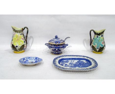 Early 19th century blue and white oval dish, the centre printed with the willow pattern, within a pierced repeating heart mot