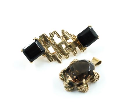 A GOLD AND SMOKY QUARTZ BROOCH AND A GOLD AND SMOKY QUARTZ PENDANTThe brooch claw set with two cut cornered rectangular step 