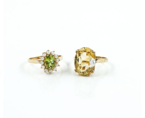 A 9CT GOLD, PERIDOT AND CULTURED PEARL CLUSTER RING AND A 9CT GOLD AND CITRINE SINGLE STONE RING (2)The first ring mounted wi