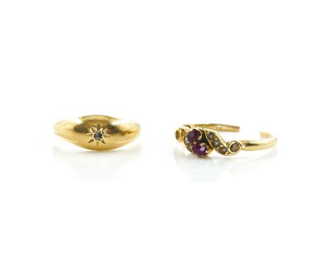 AN 18CT GOLD AND DIAMOND SINGLE STONE RING AND ANOTHER RING (2)The single stone diamond ring star gypsy set with a cushion sh