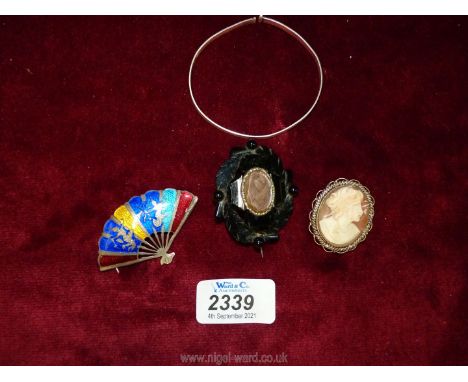 A Siam silver enamelled fan shape brooch, silver bangle (a/f), cameo brooch and a black stone mourning brooch.