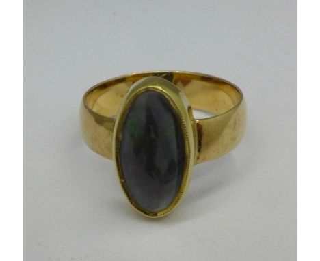 A yellow metal doublet opal ring, 3.5g, M