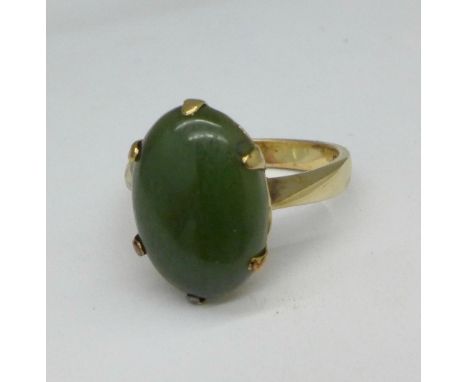 A 9ct gold and jade ring, 3.3g, G