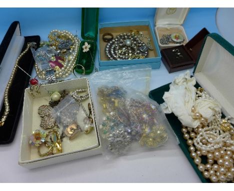 Costume jewellery including vintage, weight including boxes 1.36kg