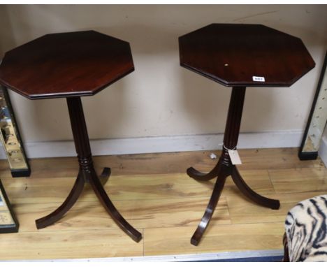 A pair of Regency design octagonal mahogany tripod wine tables H.73cm