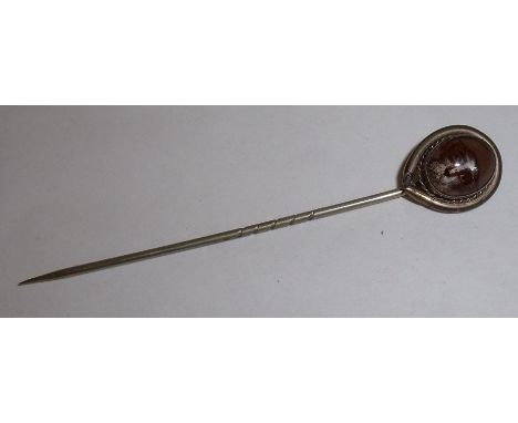Tie pin with Essex crystal insert depicting dogs head in circular mount with rope twist surround set in yellow metal