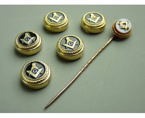 A YELLOW METAL, BELIEVED GOLD STICK PIN with oval agate and Masonic set square and compass and five yellow metal black enamel