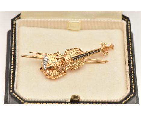 AN 18CT GOLD VIOLIN BROOCH PENDANT, a yellow gold novelty brooch designed as a violin with a bow, with a white gold chinrest 