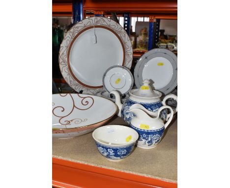 A GROUP OF TABLEWARE, comprising a large Wedgwood 'Marrakech' pattern centre piece bowl, diameter 33.5cm, a large 'Paris' pat