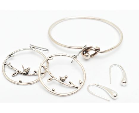 A SILVER BANGLE, AND TWO PAIRS OF WHITE METAL EARRINGS, the bangle with lovers knot toggle style clasp, hallmarked London, ap