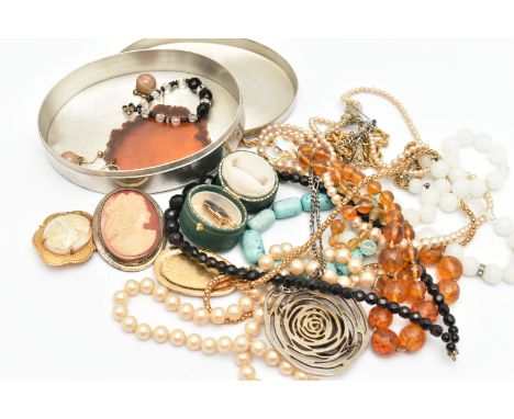 A BAG OF ASSORTED COSTUME JEWELLERY AND A PEWTER TRINKET BOX, to include various beaded necklaces, imitation pearls, an orang